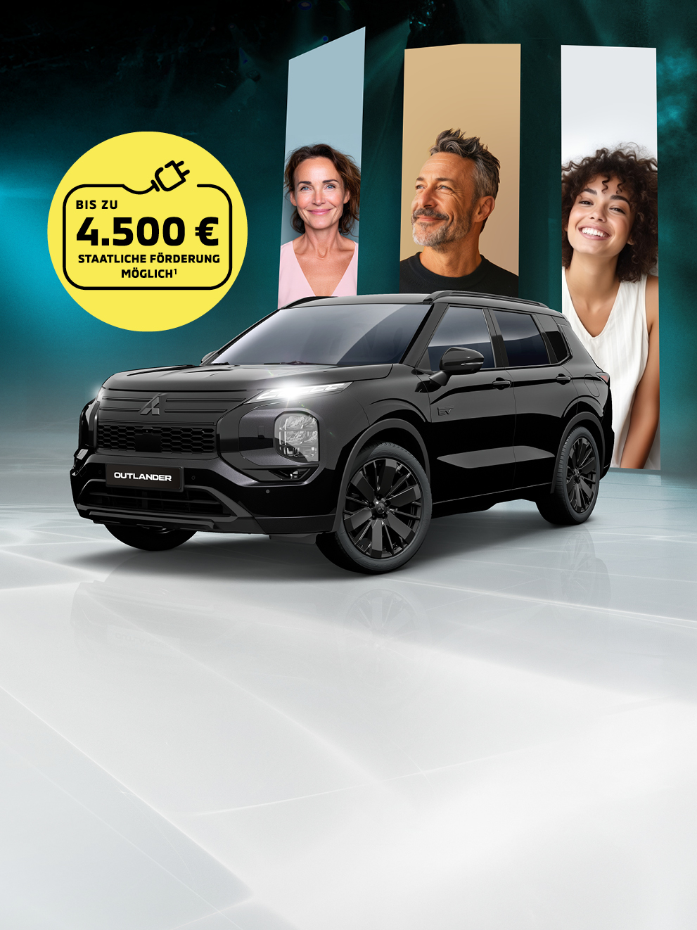 Mitsubishi Outlander Black in Schwarz mit drei lächelnden Personen im Hintergrund vor blau-grünem Bühnen-Setting